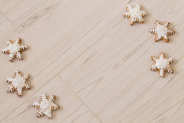Lebkuchen Schneeflocke auf Holz Hintergrund — Stockfoto