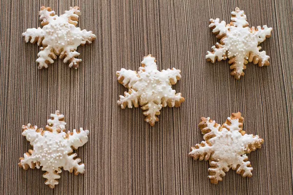 Lebkuchen Schneeflocke auf Holz Hintergrund. Luftbild. — Stockfoto