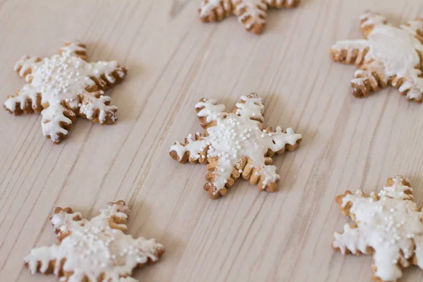 Lebkuchen Schneeflocke auf Holz Hintergrund — Stockfoto