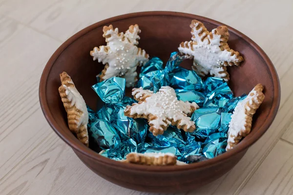 Floco de neve de gengibre e doces brilhantes em tigela de cerâmica — Fotografia de Stock