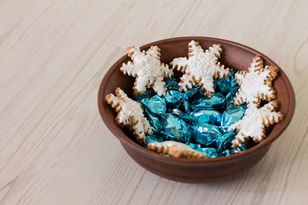 Lebkuchen-Schneeflocke und bunte Bonbons in Keramikschüssel — Stockfoto