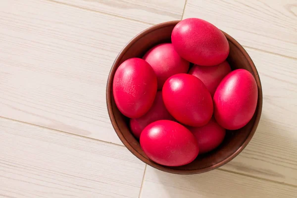 Bol en céramique avec oeufs de Pâques rouges Images De Stock Libres De Droits