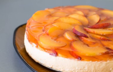 Şeftali, jöle ve mousse ile meyve pasta 