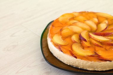 Şeftali, jöle ve mousse ile meyve pasta