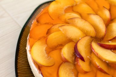 Şeftali, jöle ve mousse ile meyve pasta