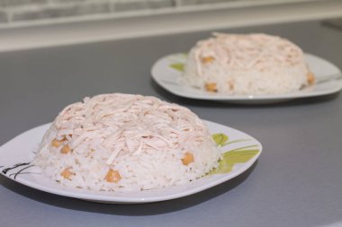 Türk yemek - pirinç nohut ve tavuk şeritler ile. 