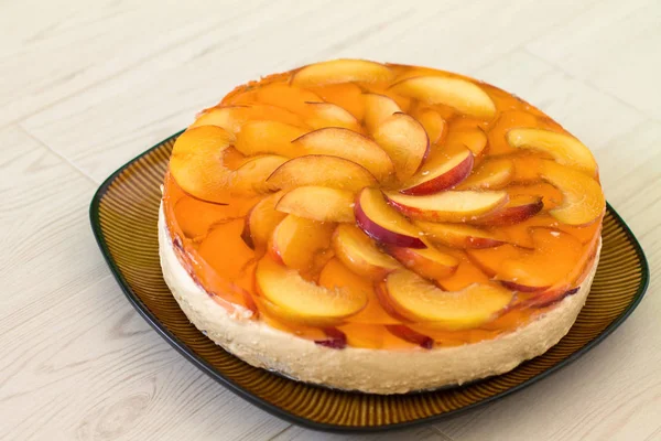 Фруктовый пирог с персиком, желе и муссом — стоковое фото