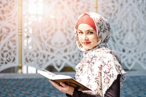 Mulher orando na mesquita e lendo o Alcorão — Fotografia de Stock