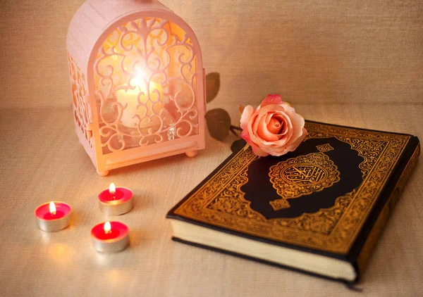 Corano, rosa e candele — Foto Stock