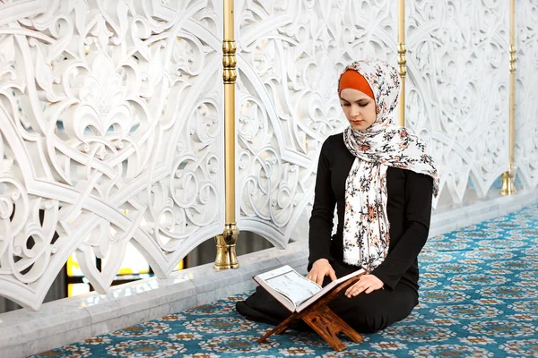 ผู้หญิงอธิษฐานในมัสยิดและอ่านอัลกุรอาน — ภาพถ่ายสต็อก