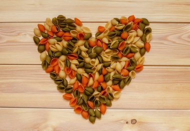 Ahşap arka plan üzerinde renkli makarna çeşitleri