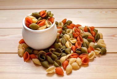 Ahşap arka plan üzerinde renkli makarna çeşitleri