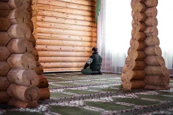 Pria berjenggot berdoa di masjid — Stok Foto