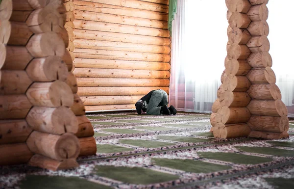 L'uomo barbuto che prega nella moschea — Foto Stock