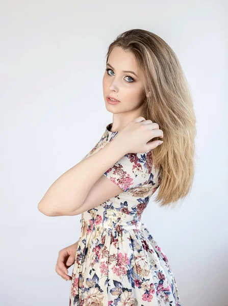 Portre sarışın saç ile güzel bir gülümseyen mutlu kız bir