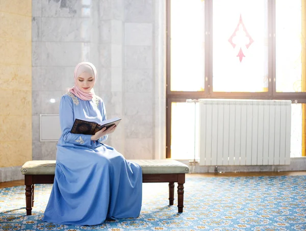 Mulher orando na mesquita e lendo o Alcorão — Fotografia de Stock