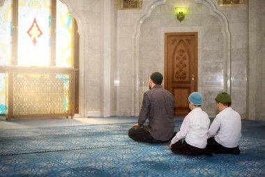 Kuran okumak için çocuk babası öğretir