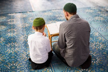 Kuran okumak için çocuk babası öğretir