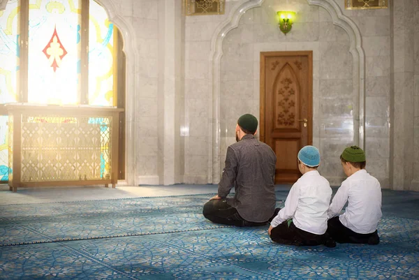 Sang ayah mengajarkan anak untuk membaca Al-Quran — Stok Foto