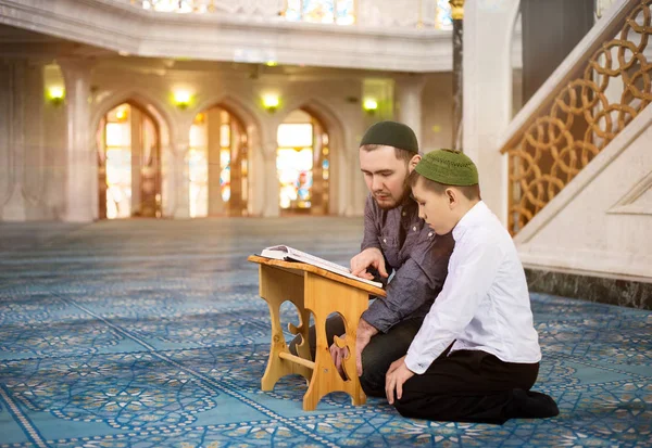 The father teaches the child to read the Quran — Stock Photo, Image