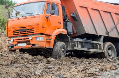 Kamyonu yolun üzerinde kir içinde sıkışmış