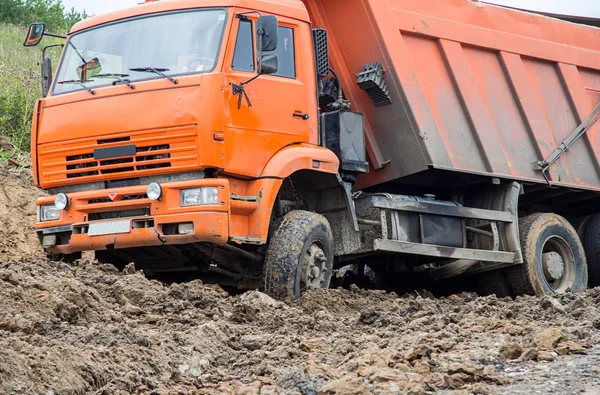 Kamyonu yolun üzerinde kir içinde sıkışmış