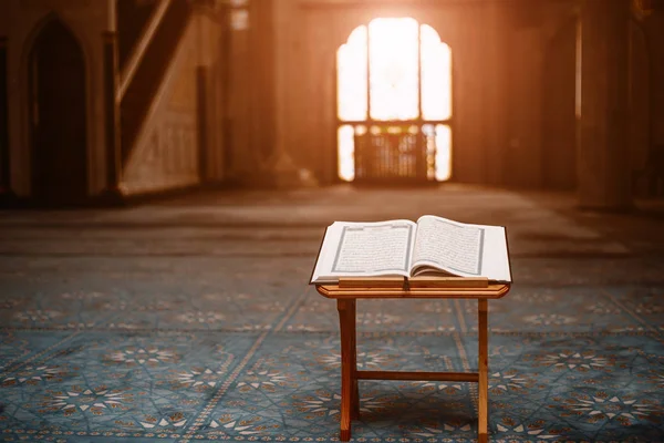 Коран - священну книгу — стокове фото