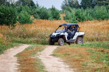 İnsanlar genç bir kırsal izinde quad bisiklet üzerinde. 