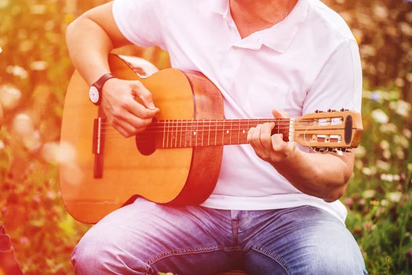 Père et fils jouent de la musique. Il y a un chien à proximité . — Photo