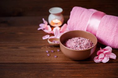 güzel spa kompozisyon masaya çiçek ile yakın çekim