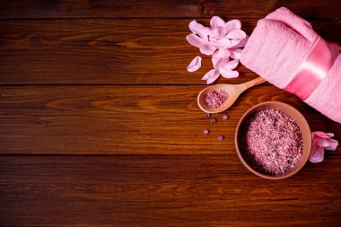 güzel spa kompozisyon masaya çiçek ile yakın çekim