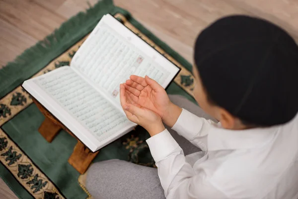 Jongetje Lees Koran — Stockfoto