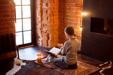 küçük çocuk kuran okumak