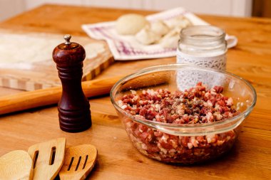 Çiğ et ince bir plaka üzerinde pişmiş olması hazır doğranmış