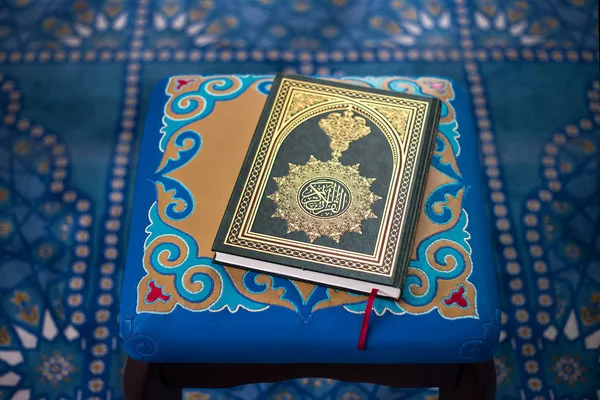 Corano Libro Sacro Dei Musulmani Nella Moschea — Foto Stock