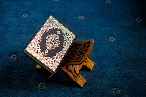 Coran Livre Sacré Des Musulmans Dans Mosquée — Photo