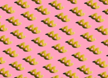 Makarnadan yapılmış arka plan. Parlak güneş ışığı ve gölgelerin oyunu