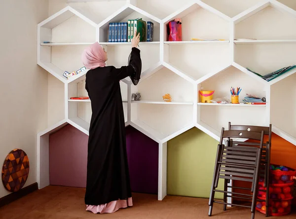 Jovem Professor Uma Escola Religiosa Islâmica Ensina Crianças Ler Alcorão — Fotografia de Stock