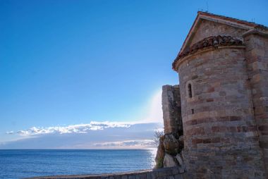 Deniz açık mavi gökyüzü karşı eski kule