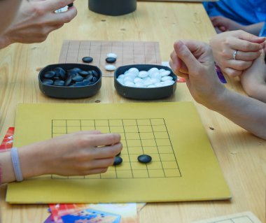 Dama kadar yakın gidin. İnsanlar Japon dama Guo Moskova'da Japon Kültür Festivali sırasında oyun