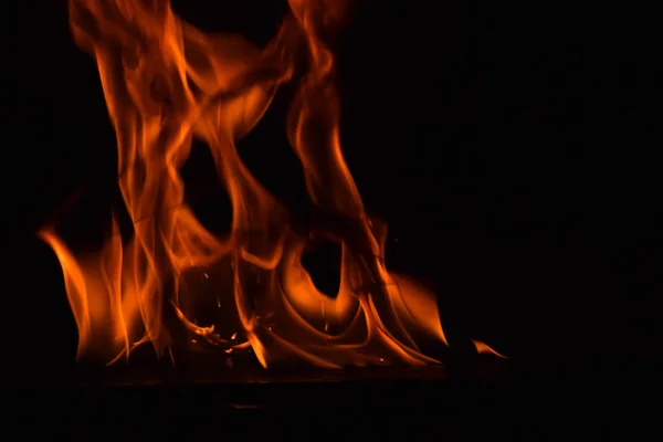 Schöne Feuerflammen auf schwarzem Hintergrund. — Stockfoto