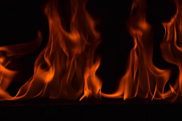 Belle fiamme di fuoco su sfondo nero . — Foto Stock