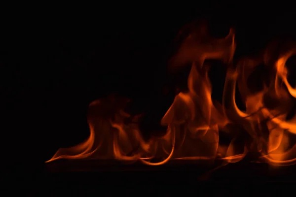 Schöne Feuerflammen auf schwarzem Hintergrund. — Stockfoto