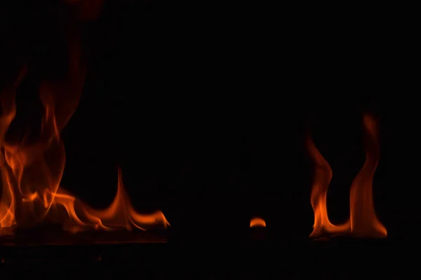Vacker eld flames på svart bakgrund. — Stockfoto