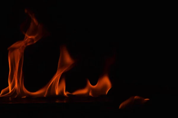 Schöne Feuerflammen auf schwarzem Hintergrund. — Stockfoto