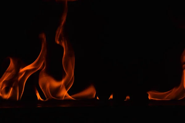 Vacker eld flames på svart bakgrund. — Stockfoto