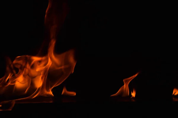 Vacker eld flames på svart bakgrund. — Stockfoto