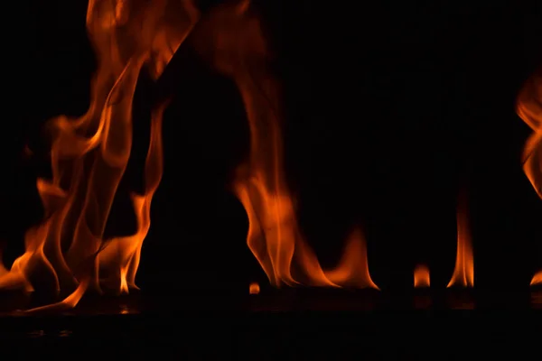 Vacker eld flames på svart bakgrund. — Stockfoto