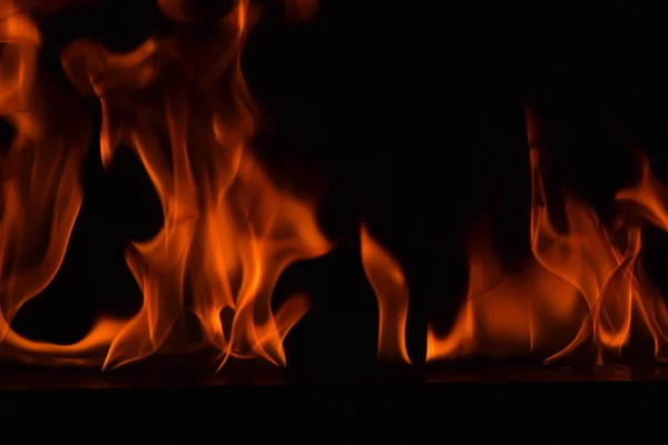 Belle fiamme di fuoco su sfondo nero . — Foto Stock