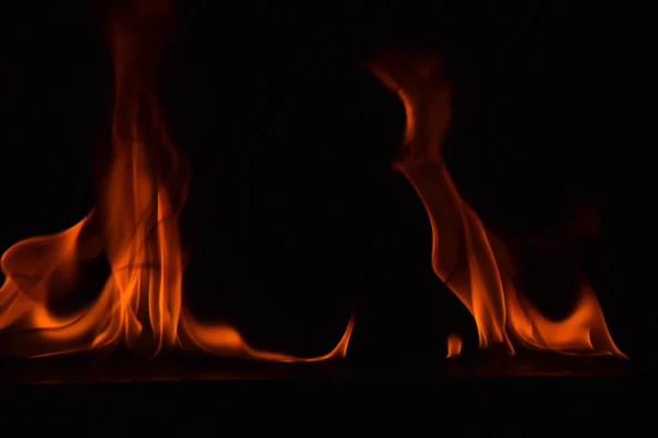 Schöne Feuerflammen auf schwarzem Hintergrund. — Stockfoto